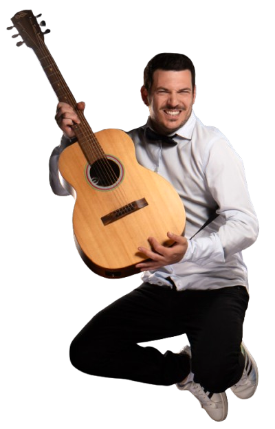Jérémy (Jem's), guitariste chanteur du duo Jem's et Lolo, en plein saut avec sa guitare
