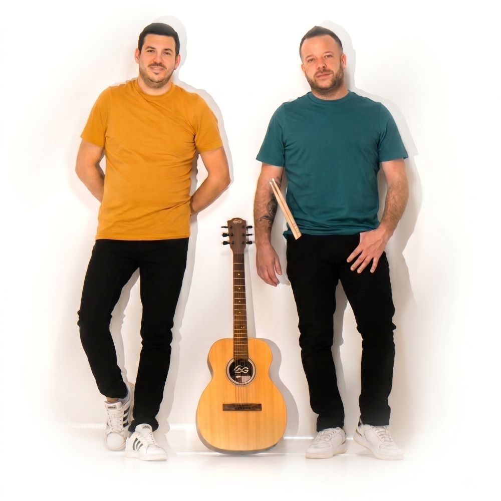 Jérémy et Laurent, le duo musical Jem's et Lolo, avec une guitare acoustique